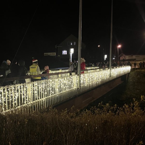 jouluvaloja sillan kaiteella.