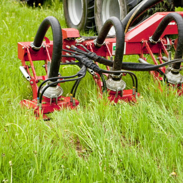 Maatalouskone peltotöissä.