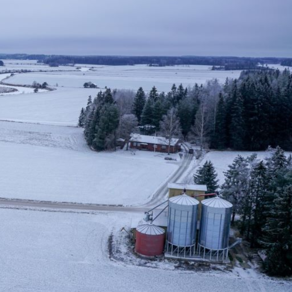 Ilmakuva talvisesta maatilasta.