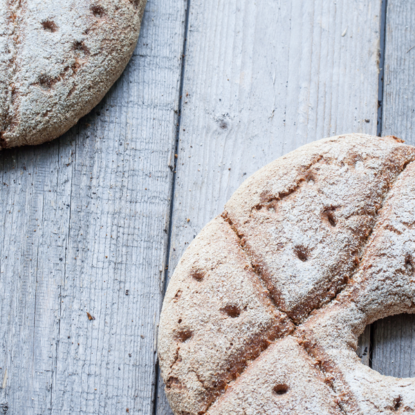 Leipää puisella alustalla.