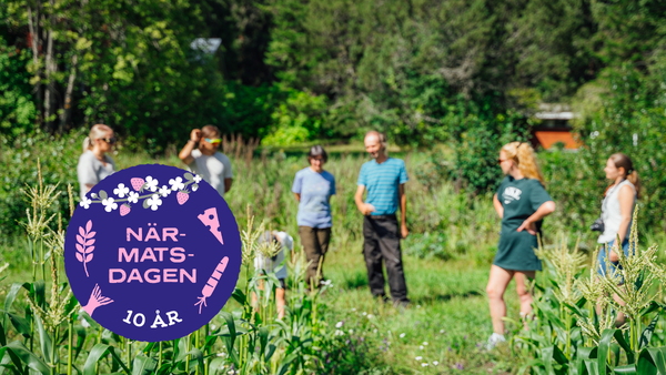 Folk på en äng. Närmatsdagens logo.