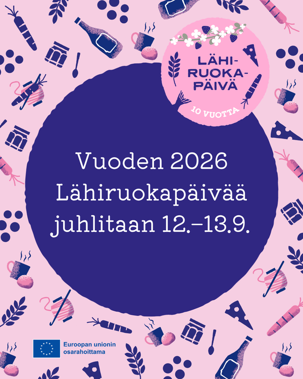 Kaksi ihmistä kävelee pellolla