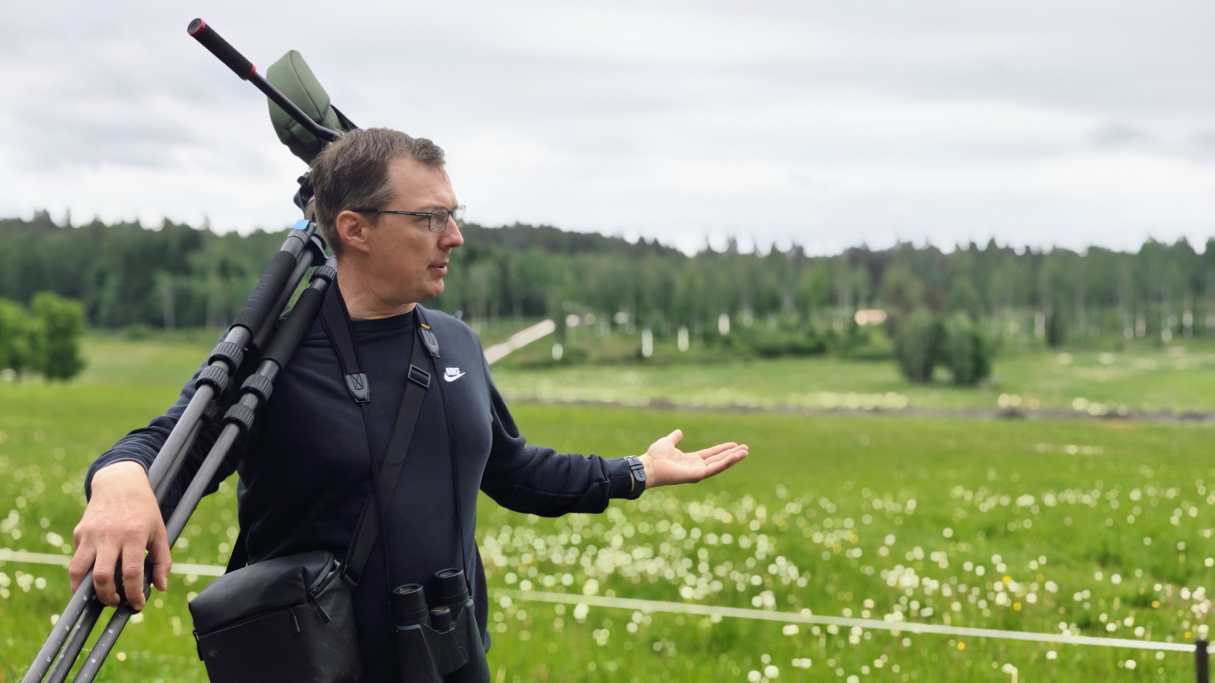 Henkilö kantaa olallaan kaukoputkea.