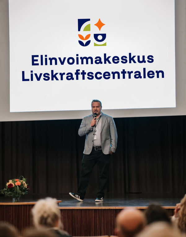 Elinvoimakeskuksen johtava asiantuntija esiintyy tilaisuudessa.