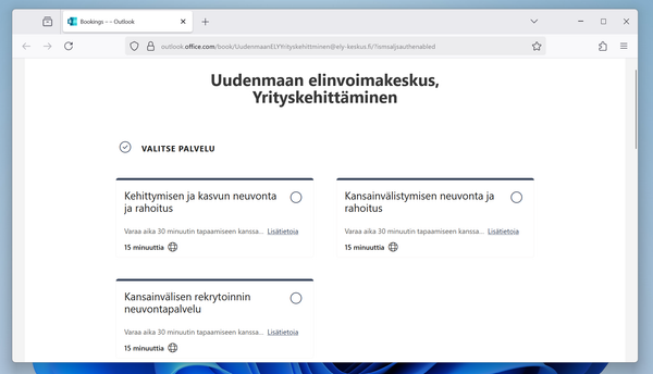 Pari mustia nahkaisia työkenkiä valoisalla taustalla.