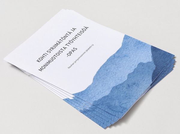 Kohti syrjimätöntä ja monimuotoista työyhteisöä -oppaan kansi. Kuvituksessa sinisävyisiä vuorten siluetteja.
