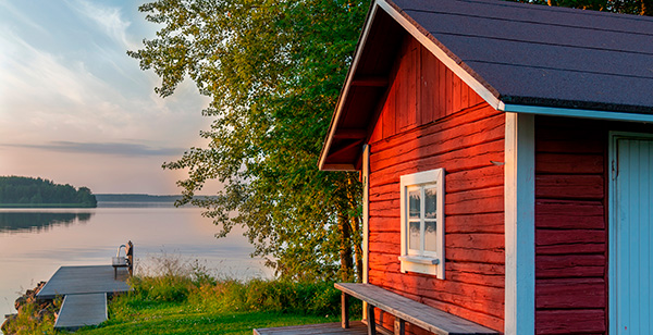 Kesämökki ja laituri.