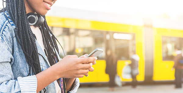 Tyttö puhelimen kanssa.