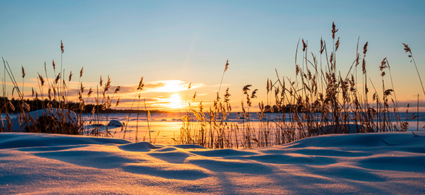 Talvinen maisema rannasta merelle päin kuvattuna.