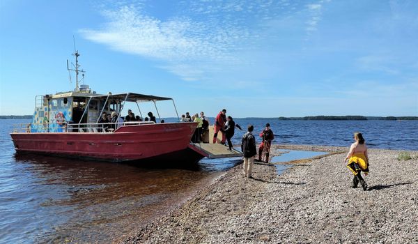Rantautunut laiva, jonne menee ihmisiä.