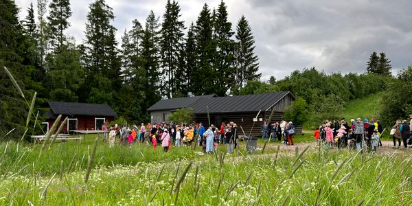 maalaismaisema, jossa ihmisiä .