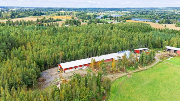Ilmakuva Pirkanmaalaisesta maatilasta.