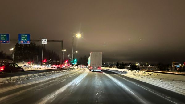 Talvinen tie pimeällä.