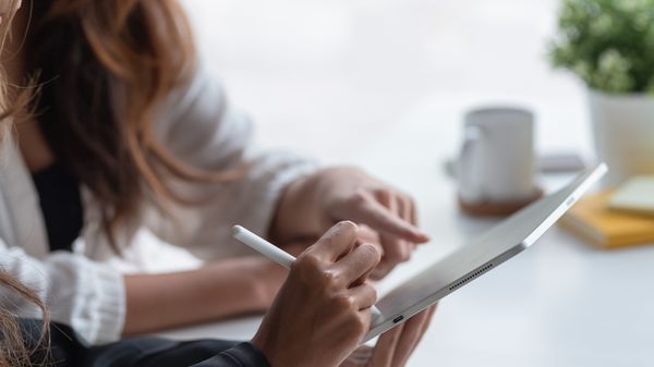 läppäri ja kuulokkeet.