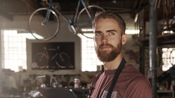 Mies pyöräkorjaamolla.