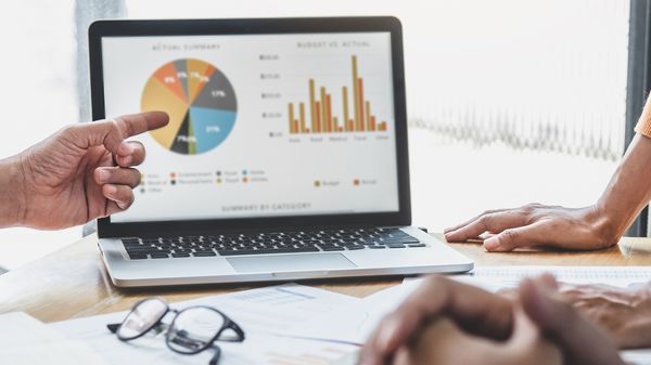 graafeja näytöllä.