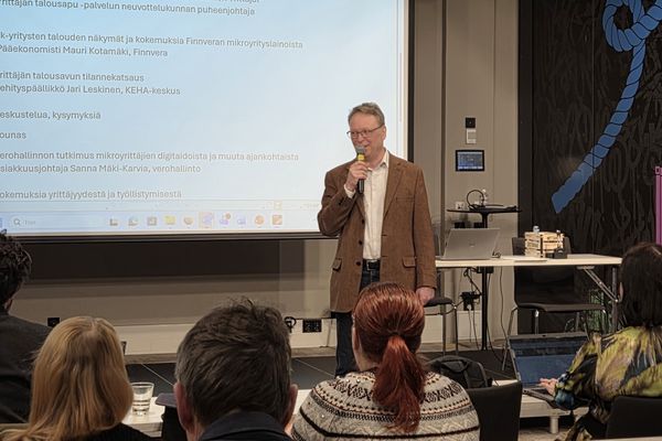 Jari mikrofoni kädessä.