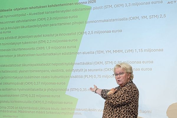 nainen puhuu esityksen edessä.