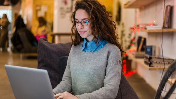 nainen ja läppäri.