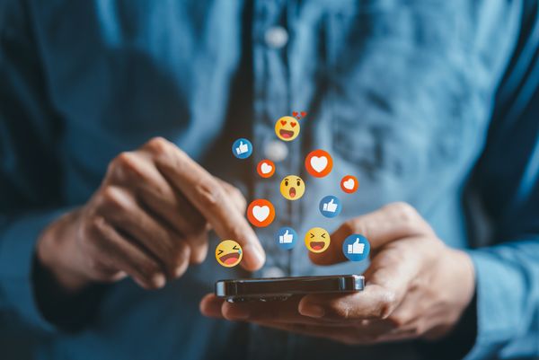 kännykkä ja tykkäysemojit.