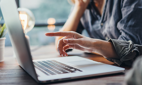 Kaksi ihmistä tietokoneen ääressä.