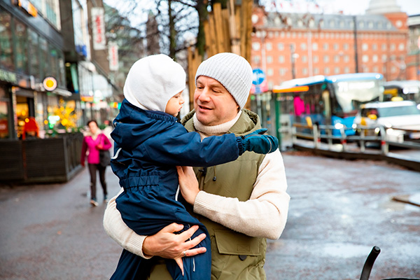 Isä ja lapsi kaupungilla.