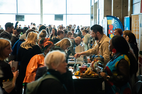 Integration-tapahtuman yleisöä