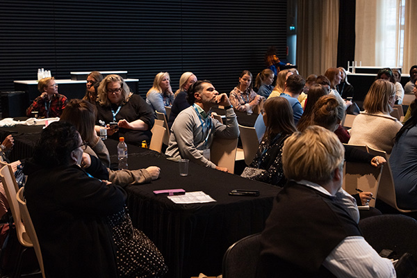 Integration-tapahtuman yleisöä