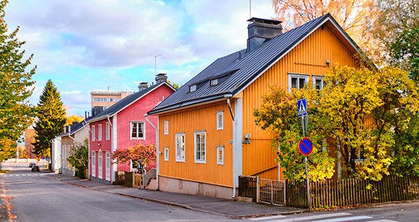 Puutaloja syysmaisemassa