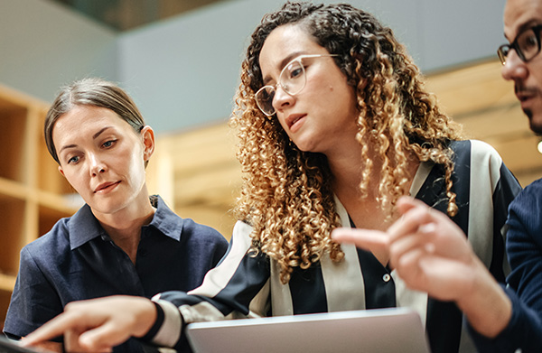 Kolme ihmistä työskentelemässä.