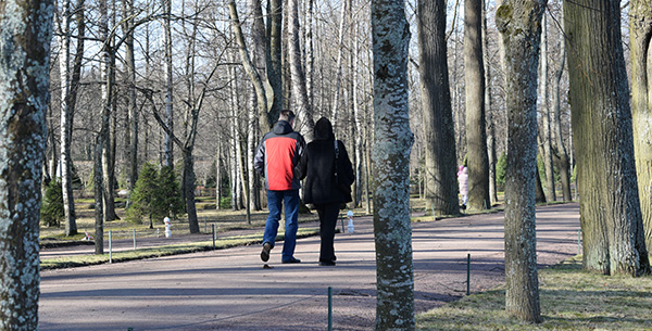 Kaksi ihmistä kävelee kadulla.